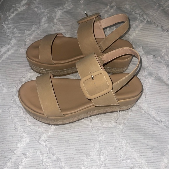 Tan Platform sandals - Picture 4 of 4